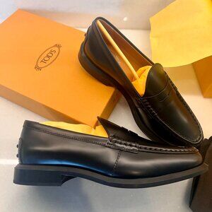 NWT Tod's Loafers, Black, Women's Size 39.